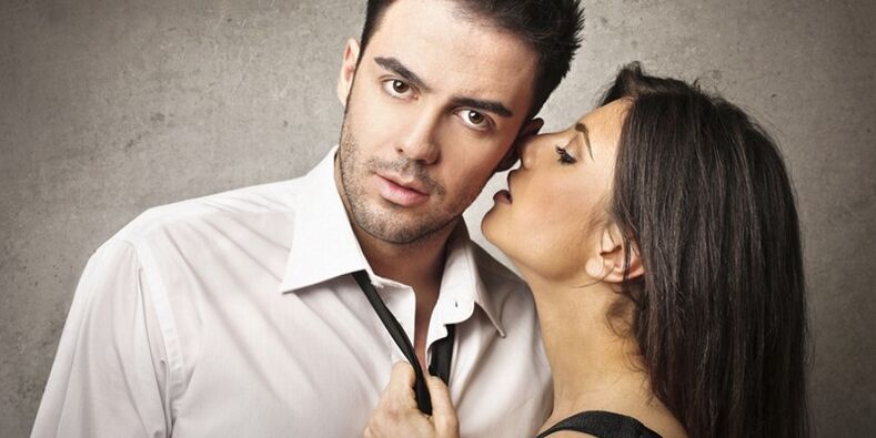 stelpa tælir mann sem eykur kraftinn